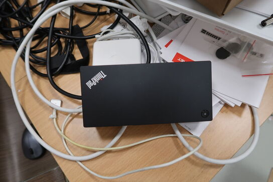 Div. elektronik (computere og telefoner medfølger ikke, samt noget af indholdet ovenpå skabet er tomt)