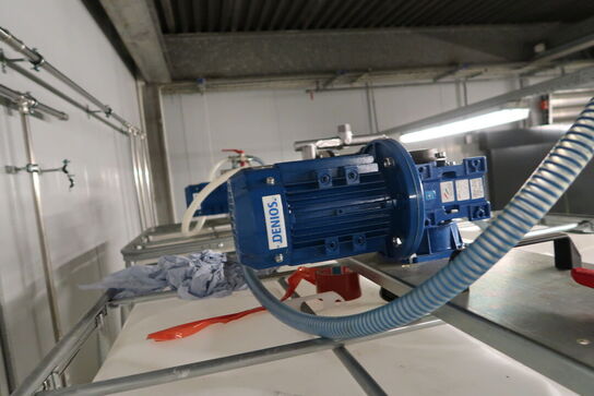 2 stk. palletanke med indhold, samt pumpesystem DENIOS