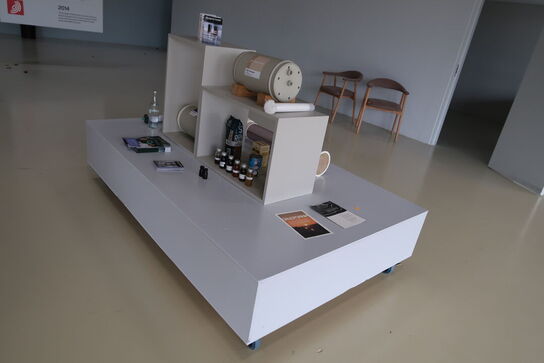 3 stk. udstillingspodier med indhold