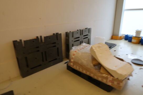 Div. aftørringspapir, plastikpaller m.m.