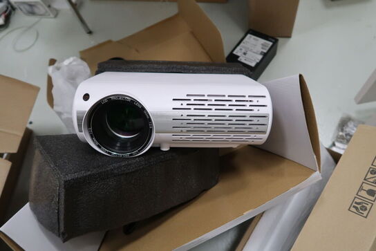 Div. elektronik (computere og telefoner medfølger ikke, samt noget af indholdet ovenpå skabet er tomt)