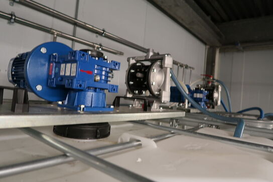 2 stk. palletanke med indhold, samt pumpesystem DENIOS