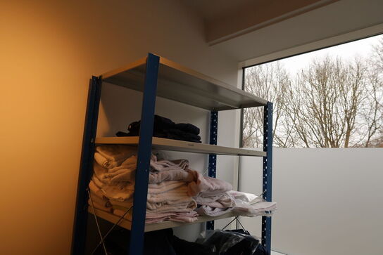 Div. omklædningsskabe samt reol med indhold