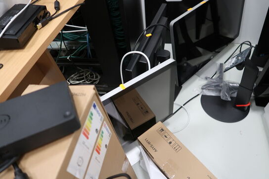 Div. elektronik (computere og telefoner medfølger ikke, samt noget af indholdet ovenpå skabet er tomt)