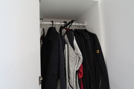 6 stk. skabe front og bagside med indhold