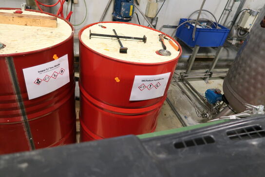 2 stk. tønder med kemikalier