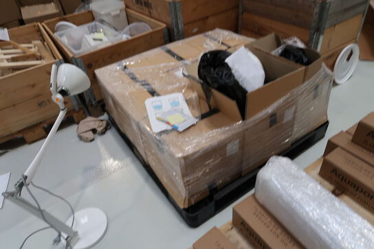 2 stk. paller med varelager AQUAPORIN