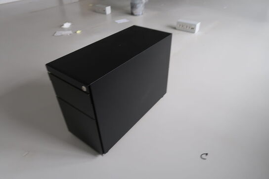 2 stk. whiteboards samt skuffemodul