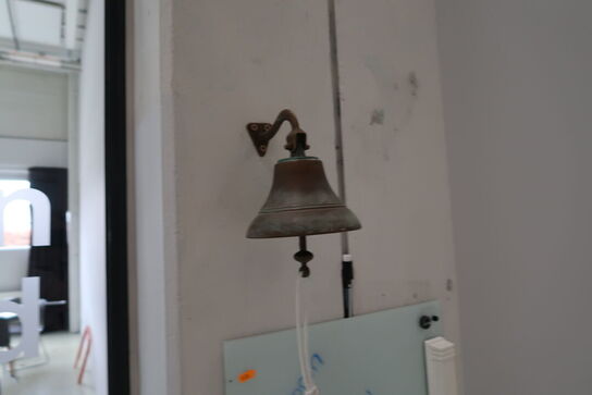 Klokke, glastavle samt skraldespand