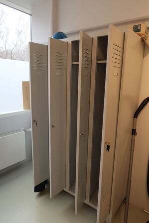 Div. omklædningsskabe samt reol med indhold