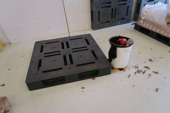 Div. aftørringspapir, plastikpaller m.m.