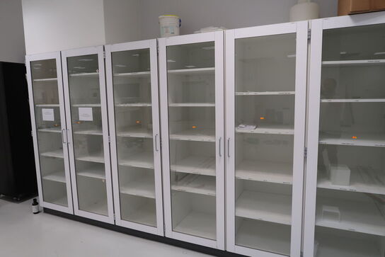 11 stk. skabe med indhold