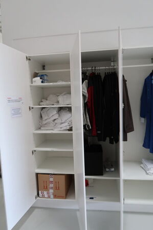 6 stk. skabe front og bagside med indhold