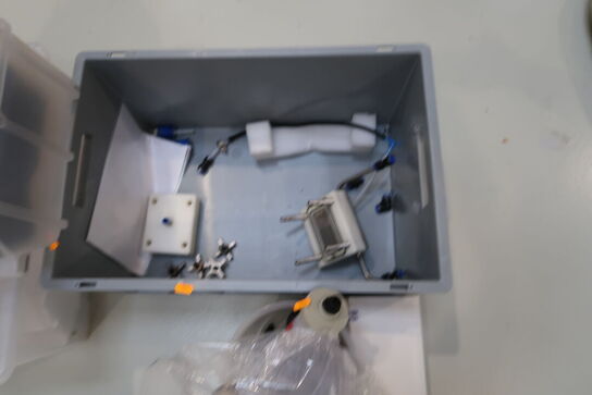 Div. Plastikkasser med indhold