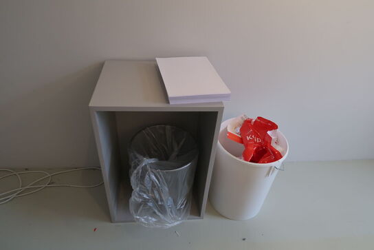 Div. omklædningsskabe samt reol med indhold