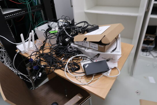 Div. elektronik (computere og telefoner medfølger ikke, samt noget af indholdet ovenpå skabet er tomt)