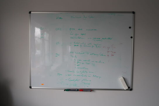 2 stk. whiteboards samt skuffemodul