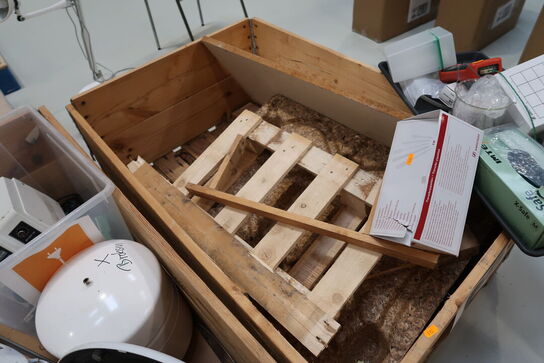 2 stk. paller med palle med indhold