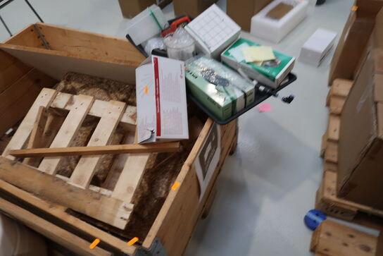 2 stk. paller med palle med indhold