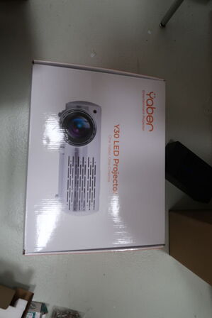 Div. elektronik (computere og telefoner medfølger ikke, samt noget af indholdet ovenpå skabet er tomt)