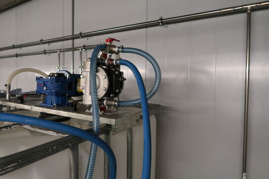 2 stk. palletanke med indhold, samt pumpesystem DENIOS