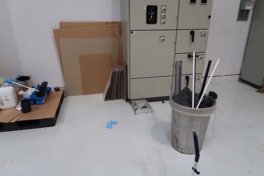 Div. Papkasser, plastikkasser med indhold m.m.