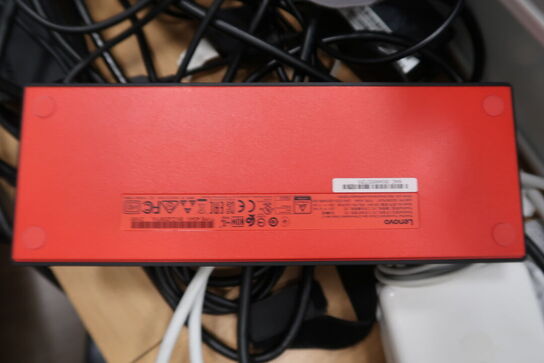 Div. elektronik (computere og telefoner medfølger ikke, samt noget af indholdet ovenpå skabet er tomt)