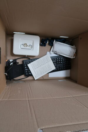 Div. elektronik (computere og telefoner medfølger ikke, samt noget af indholdet ovenpå skabet er tomt)