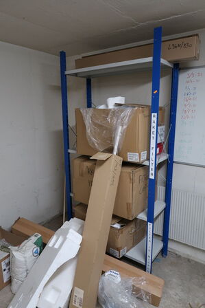 Lagerreol med indhold