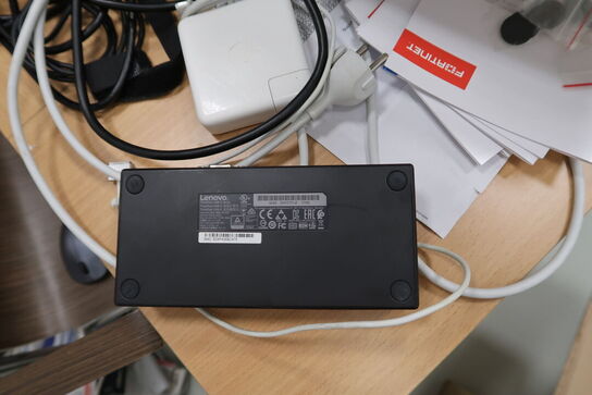 Div. elektronik (computere og telefoner medfølger ikke, samt noget af indholdet ovenpå skabet er tomt)