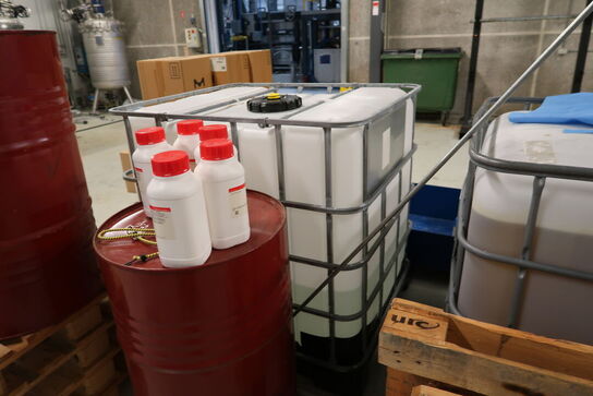 2 stk. palletank med indhold m.m.