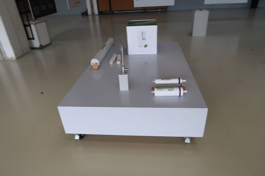 3 stk. udstillingspodier med indhold