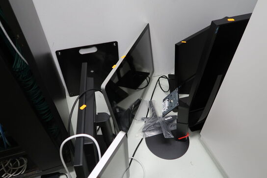 Div. elektronik (computere og telefoner medfølger ikke, samt noget af indholdet ovenpå skabet er tomt)