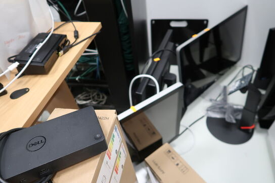 Div. elektronik (computere og telefoner medfølger ikke, samt noget af indholdet ovenpå skabet er tomt)