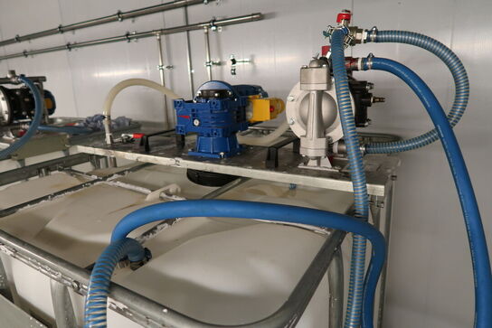 2 stk. palletanke med indhold, samt pumpesystem DENIOS