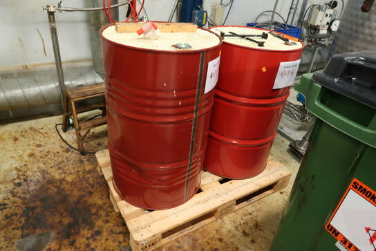 2 stk. tønder med kemikalier