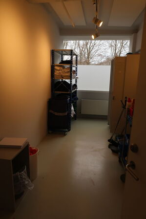 Div. omklædningsskabe samt reol med indhold