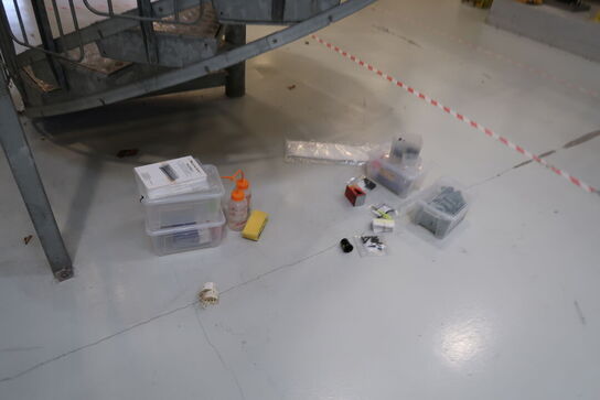 Div. Papkasser, plastikkasser med indhold m.m.