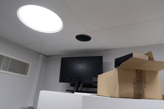 Div. elektronik (computere og telefoner medfølger ikke, samt noget af indholdet ovenpå skabet er tomt)