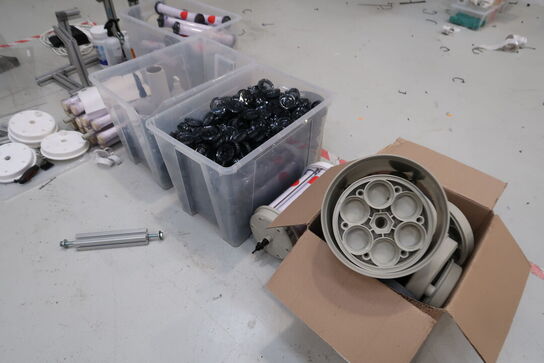 Div. Papkasser, plastikkasser med indhold m.m.