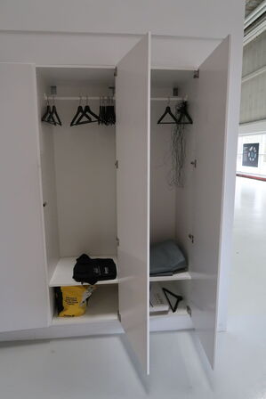 6 stk. skabe front og bagside med indhold