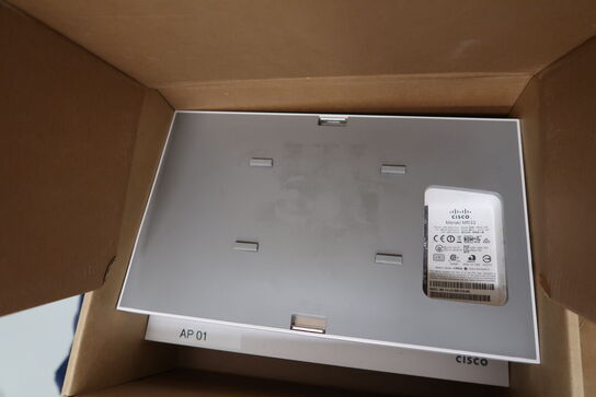 Div. elektronik (computere og telefoner medfølger ikke, samt noget af indholdet ovenpå skabet er tomt)