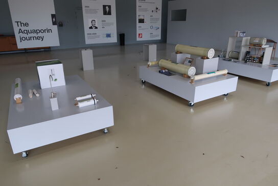 3 stk. udstillingspodier med indhold