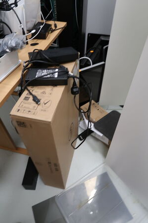 Div. elektronik (computere og telefoner medfølger ikke, samt noget af indholdet ovenpå skabet er tomt)