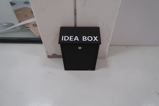 Klokke, glastavle samt skraldespand