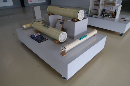 3 stk. udstillingspodier med indhold