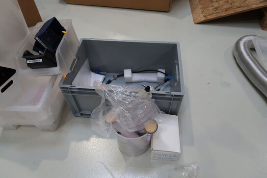 Div. Plastikkasser med indhold