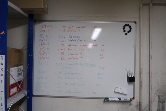 Lagerreol med indhold