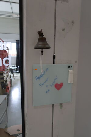 Klokke, glastavle samt skraldespand