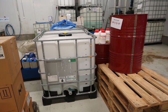 2 stk. palletank med indhold m.m.